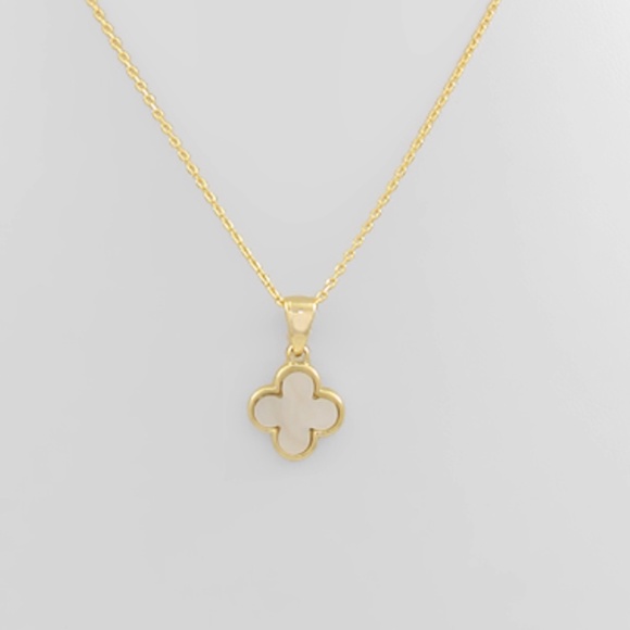 Shell Clover Pendant Necklace - Picture 1 of 1
